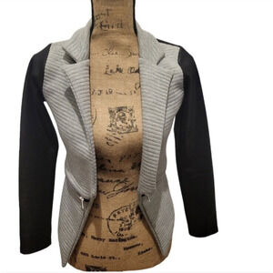 Ayanapa gray and black long sleeve collared blazer with pockets, size Xs
